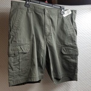 665 - Columbia 38W Cargo Shorts
